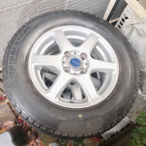 スタッドレスタイヤ　185／70 R 14 