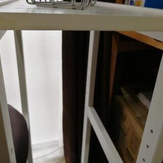 木製の白い棚の画像