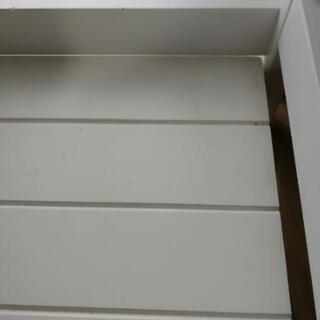 木製の白い棚の画像