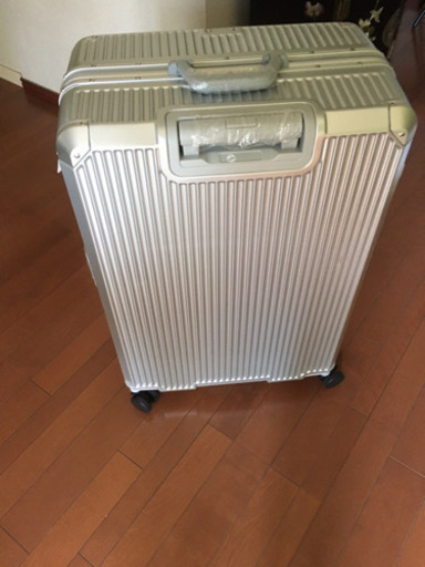 【新品】スーツケース（シルバー・77L）