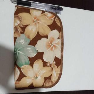 キルト ハワイアン風 花柄 茶色 薄め 母子手帳 通帳入れ メイ...
