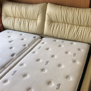 キングサイズのベッド(マットレスとフレームセット)の画像