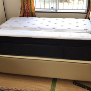 キングサイズのベッド(マットレスとフレームセット)の画像