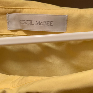 黄色のシャツの画像