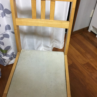 ダイニングテーブルとイス5脚のセットの画像