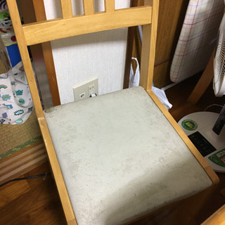 ダイニングテーブルとイス5脚のセットの画像