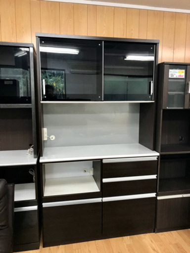 【リサイクルサービス八光　田上店　配達・設置OK】ダークブラウン　大型食器棚2口コンセント付