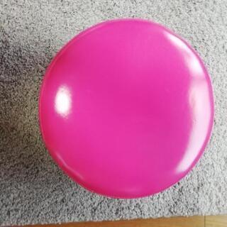 ピンクの丸いす　低め