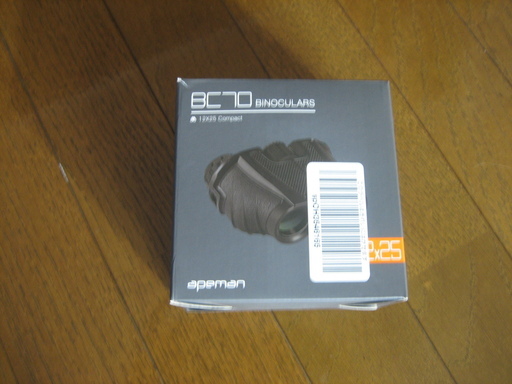 新品のコンパクトな双眼鏡です