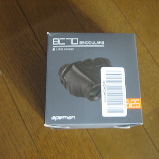 新品のコンパクトな双眼鏡です