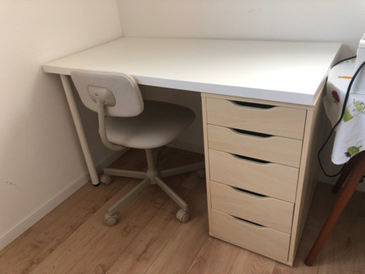 IKEA デスクとチェアー