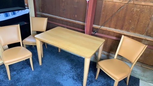 ダイニングテーブル　カリモクイス3脚セット！