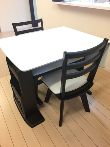 【引っ越し買い替えの為】年内までに取りに来てくださる方！のび〜る天板 ダイニングテーブル4点セット