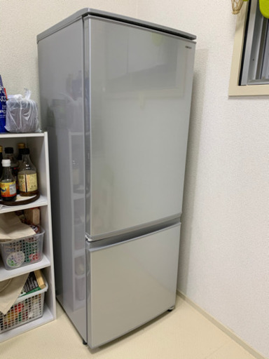シャープ両側開き冷蔵庫1年使用　美品　早い時期に引取希望