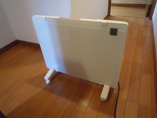【値下げ！】ガラスパネルヒーターです。５～６回、電源を入れた程度で保管してました。