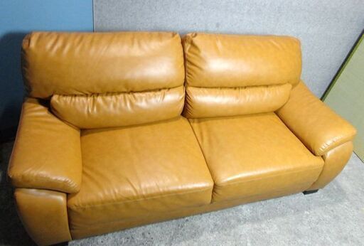 今だけチャンス！「ジモティー」見たよ！で通常特価24,980円より5,000円引きの19,980円!　フェイクレザー 2.5人掛けソファ キャメルブラウン 背面フラット