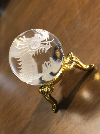 新品:龍彫り天然水晶スフィア32㎜(台座付き) 天然石・パワーストーン