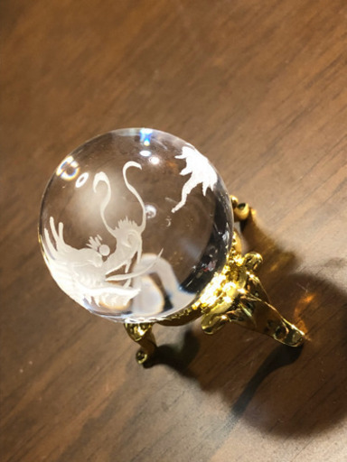 新品:龍彫り天然水晶スフィア32㎜(台座付き) 天然石・パワーストーン