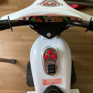 白バイ電動バイクの画像
