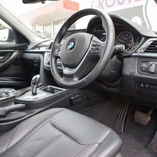 ★自社ローンのことなら、、、くるまのミツクニへ！！★自社ローン専門中古車販売店！！　BMW　３シリーズ　（セダン） ３２０ｄ　ラグジュアリーの画像