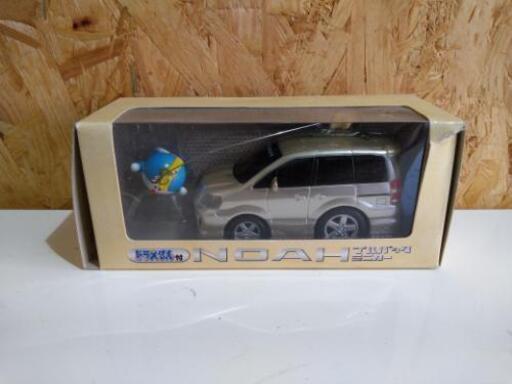 非売品 トヨタ ノア NOAH プルバックカー ドラえもん付