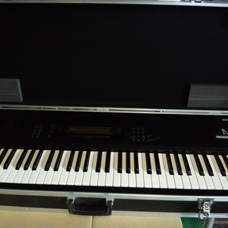 KORG M1 中古　本体＋ケースのみ　ジャンク　キーボード