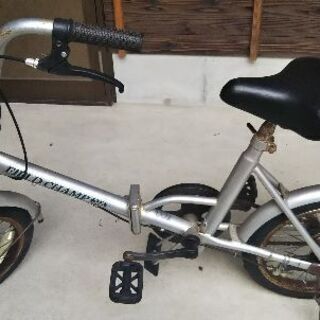 折り畳み自転車の画像
