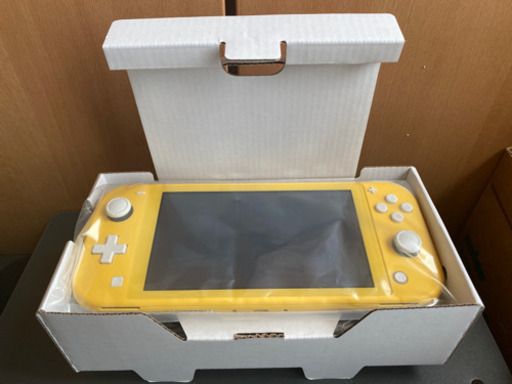 任天堂・スイッチライト・イエロー・ほぼ新品