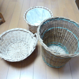 籐家具の小物入れ付き3つ折り衝立の画像
