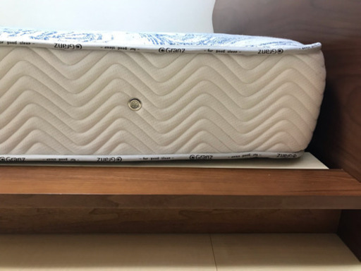 GRANZ超美品ダブルベッド マットレス2個 シーツ すべて込み⭐️値下げ交渉可能。