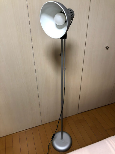 IKEA フロアランプ　LED電球付き