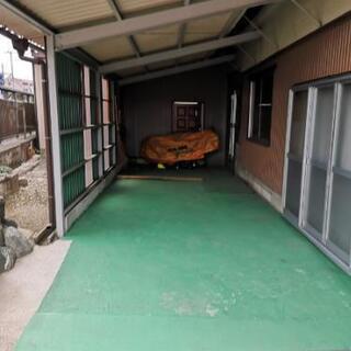 屋根付き駐車場と収納スペース　定期契約(期間は相談、一年後以降の...