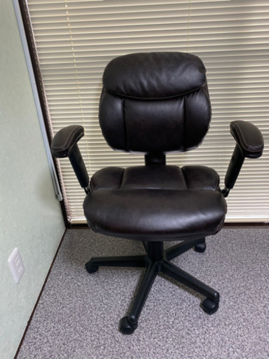 キャスター付き肘掛け椅子