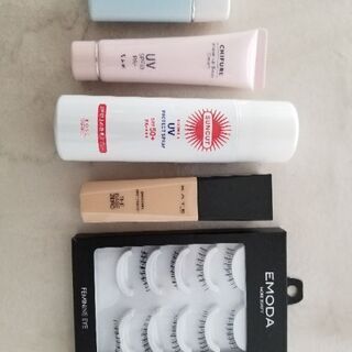 ファンデーション、つけまつげなど