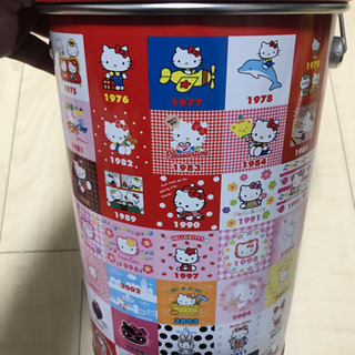 ハローキティの缶とクリアファイル