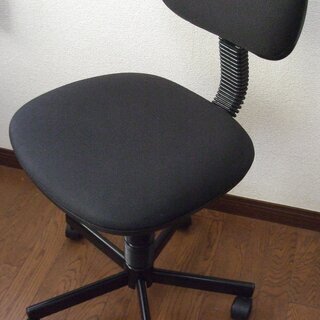 昇降式のキャスター付きチェア　デスクチェア　2