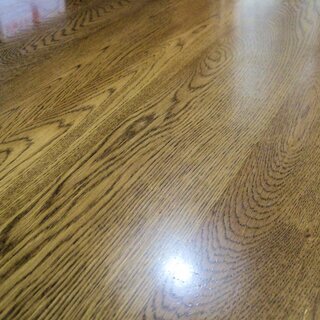 木製ダイニングテーブルの画像