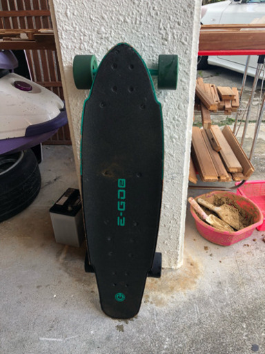 海外で流行りの電動スケボー