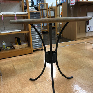 アンティークなコーヒーテーブルの画像
