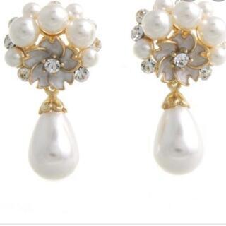 ピアス イヤリング フラワー パール ビジュー ネジバネ式 花 大ぶり 揺れ チタンポスト の画像