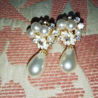ピアス イヤリング フラワー パール ビジュー ネジバネ式 花 大ぶり 揺れ チタンポスト の画像