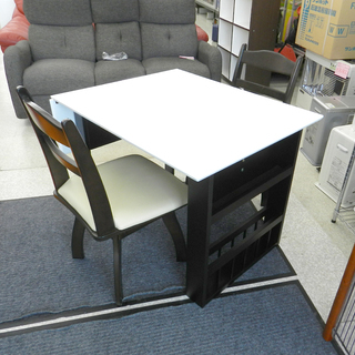 ニトリ 伸縮ダイニングテーブル 回転イス2脚付き ホワイト/ベージュ系