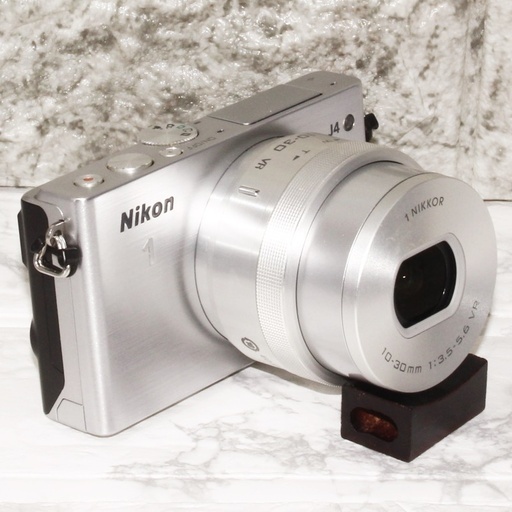 ★極上美品＆Wifiでスマホ転送★ニコン J4 レンズキット プラチナシルバー