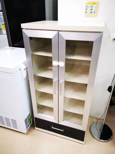 扉付きの収納キャビネット