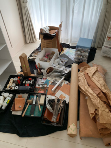 革細工の道具、部品、革、本、まとめて1式