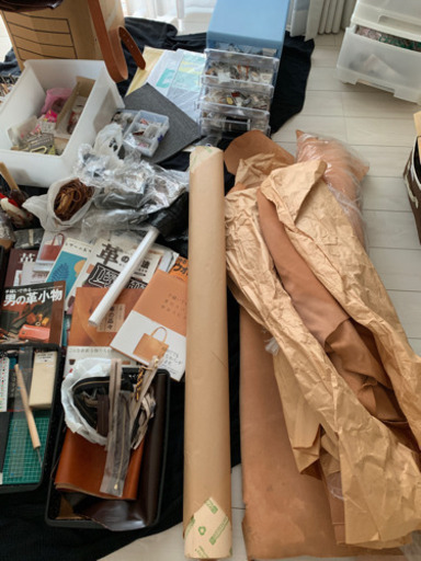 革細工の道具、部品、革、本、まとめて1式