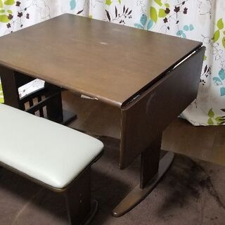 テーブル、椅子三脚セット。最終値下げ☺️の画像