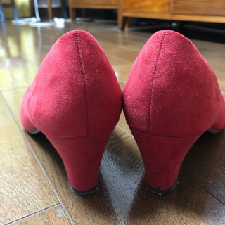 赤のスエードパンプスの画像