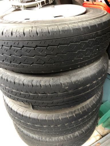 ハイエース　純正タイヤ　お値引き可能