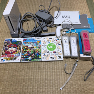 【中古】Wii本体一式とリモコン3台とソフト3本セット